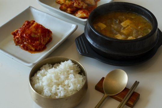 공기밥과 뚝배기 찌개, 김치·깍두기 상차림