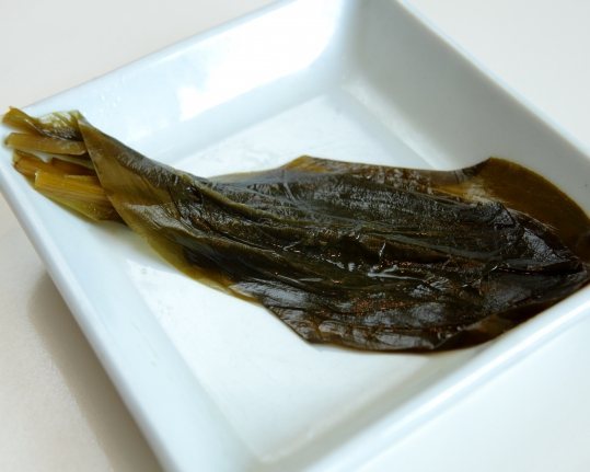 흰 접시에 담은 잎 장아찌